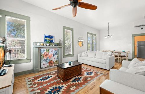 Dixieland Casa | NEW Lakeland Landing - Adorable Bungalow In Prime Location