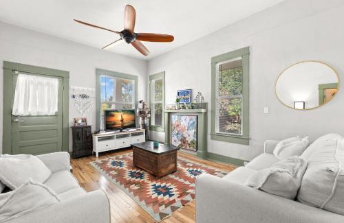 Dixieland Casa | NEW Lakeland Landing - Adorable Bungalow In Prime Location