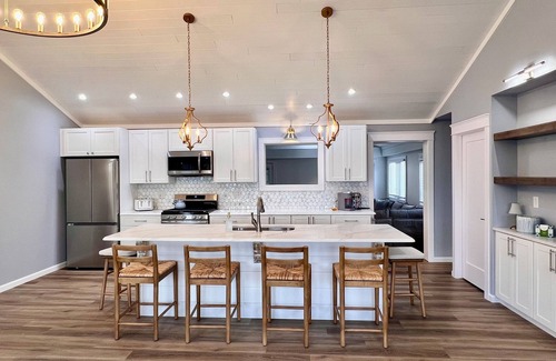 Erie Casa | NEW Lakeside Cottage- Lake view and beach nearby!