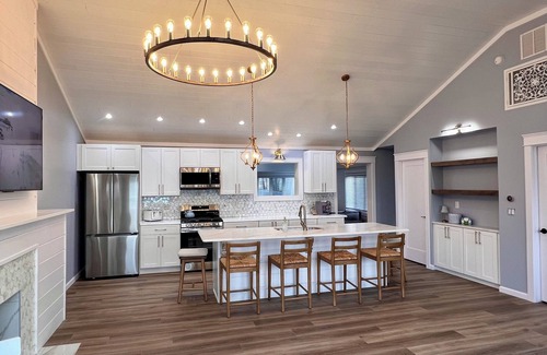 Erie Casa | NEW Lakeside Cottage- Lake view and beach nearby!
