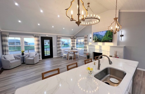 Erie Casa | NEW Lakeside Cottage- Lake view and beach nearby!