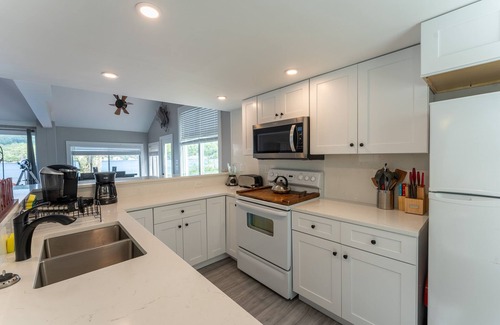 Alton Bay Casa | NEW Lakeside Haven: Sleeps12| HotTub |Private Dock