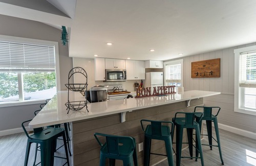 Alton Bay Casa | NEW Lakeside Haven: Sleeps12| HotTub |Private Dock