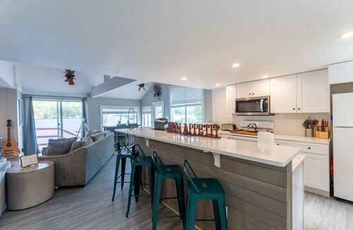 Alton Bay Casa | NEW Lakeside Haven: Sleeps12| HotTub |Private Dock