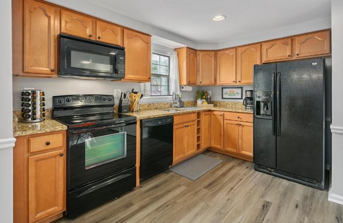 Potomac Falls Casa | NEW! Large 3-story townhome Private, Self checkin, Pet Friendly!