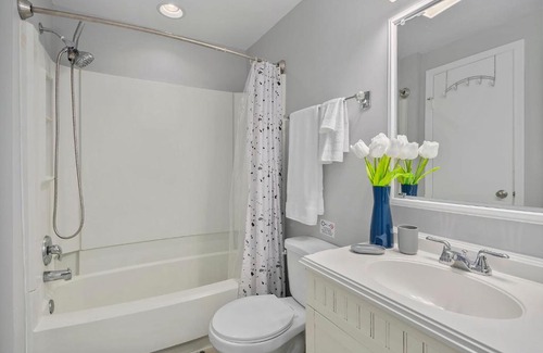 Potomac Falls Casa | NEW! Large 3-story townhome Private, Self checkin, Pet Friendly!
