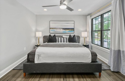 Potomac Falls Casa | NEW! Large 3-story townhome Private, Self checkin, Pet Friendly!