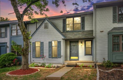 Potomac Falls Casa | NEW! Large 3-story townhome Private, Self checkin, Pet Friendly!