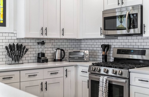 Belmont Cragin Casa | NEW! Large/Beautiful Home with 6BDS/4BTHS + Garage!