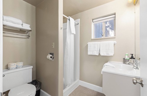 West Yellowstone Hotel | New Lazy Duck Inn #15 King/ Kitchenette