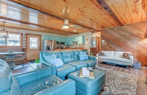 New Lisbon Casa | New Lisbon Home w/ Fire Pit & Ping-Pong!