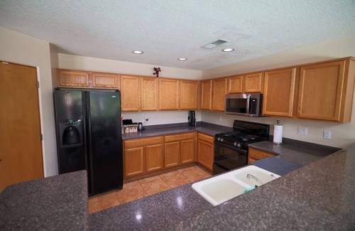Northeast Heights Casa | New listed home near Balloon Fiesta Park!! Sleeps 10!