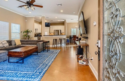 Shady Acres Casa | New Listing! 2 Bed 2 Bath Home Mins to DT Houston/Medical Disctrict