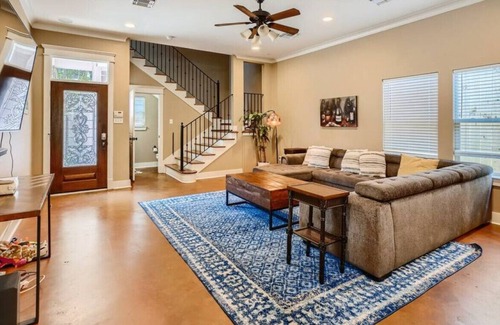 Shady Acres Casa | New Listing! 2 Bed 2 Bath Home Mins to DT Houston/Medical Disctrict