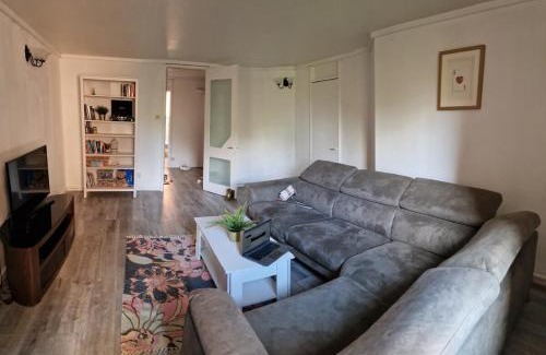 Chelsea Riverside Apartamento | New Listing- 2 Bedroom Riverside Chelsea Apartment