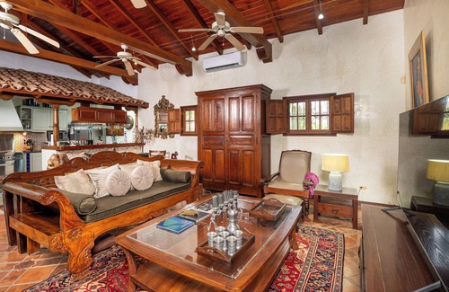 Tamarindo Villa | Villa estilo Española-Romántica y Acogedora- A 3 minutos de la playa.
