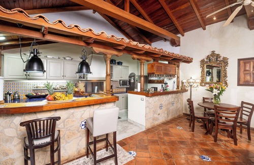 Tamarindo Villa | Villa estilo Española-Romántica y Acogedora- A 3 minutos de la playa.