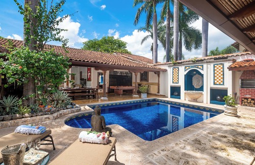 Tamarindo Villa | Villa estilo Española-Romántica y Acogedora- A 3 minutos de la playa.