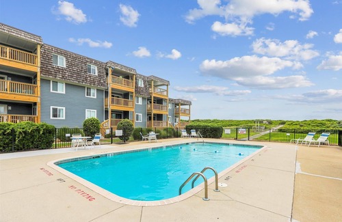 Duck Condominio | New Listing -- 3 BR Oceanfront Condo in Duck with pool
