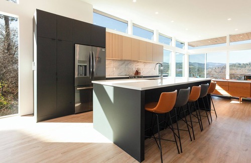 Hood River Casa | NEW LISTING, 4 bed, 3.5 bath, amazing view w/ an elevator