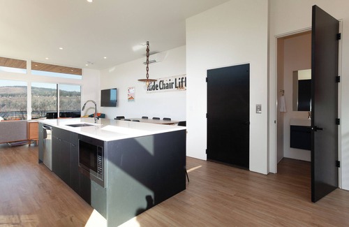 Hood River Casa | NEW LISTING, 4 bed, 3.5 bath, amazing view w/ an elevator