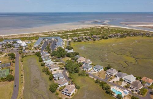 Oceanmarsh Subdivision Casa | New Listing! 4BR on Harbor Island