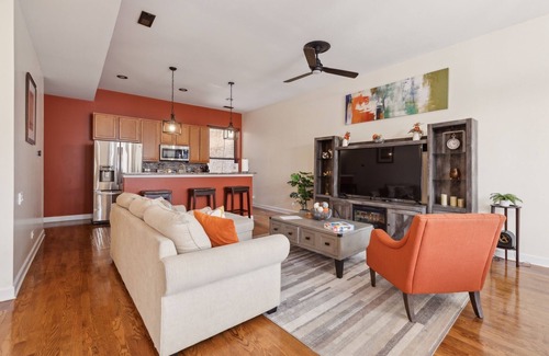 Grand Boulevard Condominio | NEW LISTING! Apartment Near Downtown & UChicago by RedAwning
