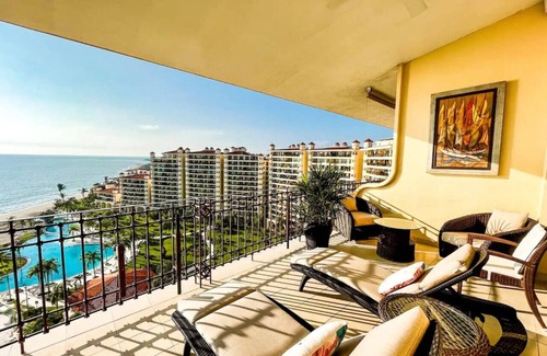 Marina Vallarta Condominio | New Listing - Beachfront Luxury Penthouse BVG