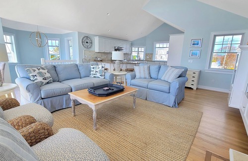 Barnstable County Casa | NEW LISTING! Beachfront 5BD--Central A/C, Amazing Water Views, on Bayview Beach & Hyannis Harbor
