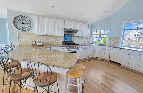 Barnstable County Casa | NEW LISTING! Beachfront 5BD--Central A/C, Amazing Water Views, on Bayview Beach & Hyannis Harbor