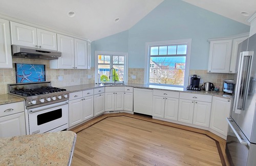 Barnstable County Casa | NEW LISTING! Beachfront 5BD--Central A/C, Amazing Water Views, on Bayview Beach & Hyannis Harbor