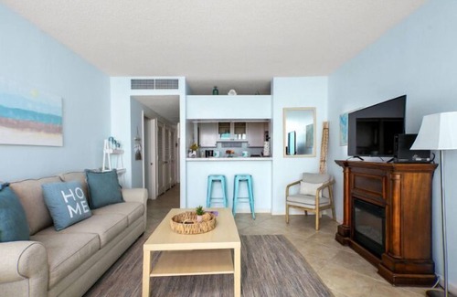 Galveston Condominio | NEW LISTING! "Beachfront Sunrise" BEACHFRONT CONDO, Fun Amenities!
