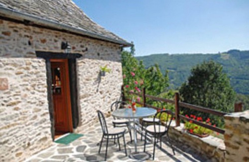 Vieillevie Cabaña | NEW LISTING!! Beautifully restored stone cottage in tranquil rural setting.