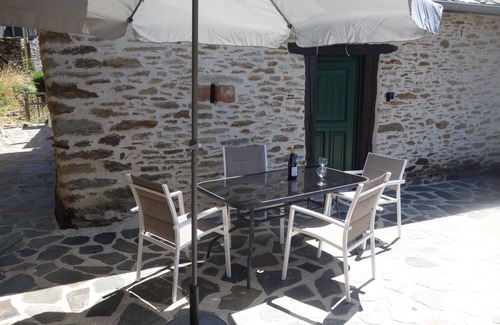 Vieillevie Cabaña | NEW LISTING!! Beautifully restored stone cottage in tranquil rural setting.