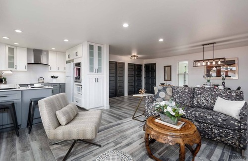 Florence Casa | *New Listing* Beautiful Riverfront Cottage, Newly Remodeled with Amazing Views, BBQ, Close to Town.