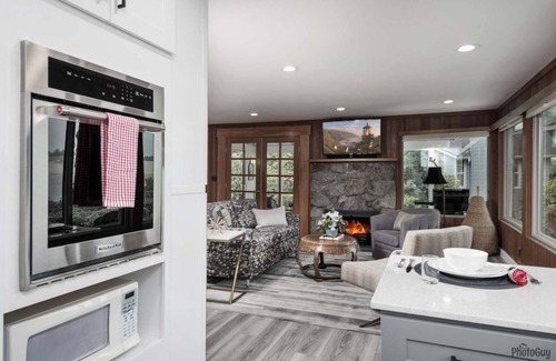 Florence Casa | *New Listing* Beautiful Riverfront Cottage, Newly Remodeled with Amazing Views, BBQ, Close to Town.