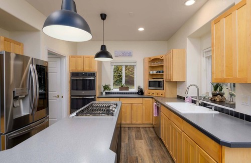 Dunes City Casa | New Listing! Beautiful well appointed Woahink lake area home w/ gas grill and fire pit