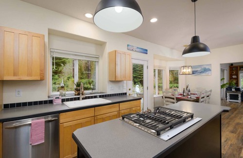 Dunes City Casa | New Listing! Beautiful well appointed Woahink lake area home w/ gas grill and fire pit