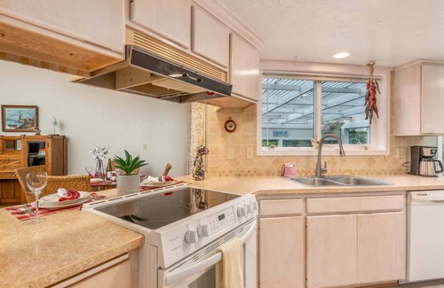 Florence Casa | New listing! Beautiful centrally located Florence home near the river, gas grill, game room