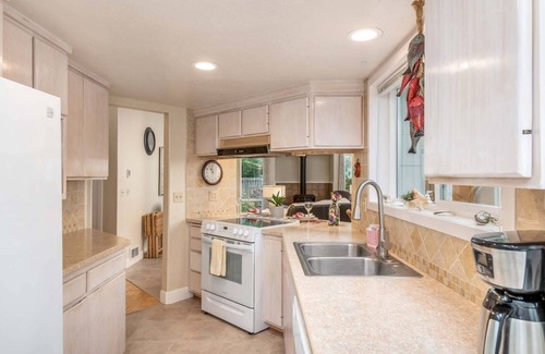 Florence Casa | New listing! Beautiful centrally located Florence home near the river, gas grill, game room