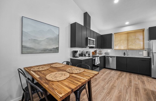 Old Farm District Casa | New Listing! Black Butte Cottage ~ Close to Old Mill ~ Dog Friendly!