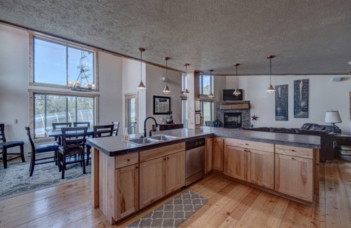 Lead Chalet De Esquí | NEW LISTING! Blackmoon 3 BR Chalet at Terry Peak with Outdoor Hot Tub - Sleeps 16 by RedAwning
