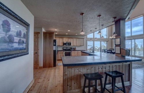 Lead Chalet De Esquí | NEW LISTING! Blackmoon 3 BR Chalet at Terry Peak with Outdoor Hot Tub - Sleeps 16 by RedAwning