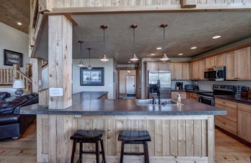 Lead Chalet De Esquí | NEW LISTING! Blackmoon 3 BR Chalet at Terry Peak with Outdoor Hot Tub - Sleeps 16 by RedAwning