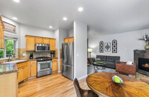 Southern Crossing Casa | New Listing! Blocks from Old Mill District| Fireplace | Desk | Patio | Garage