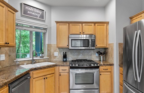 Southern Crossing Casa | New Listing! Blocks from Old Mill District| Fireplace | Desk | Patio | Garage