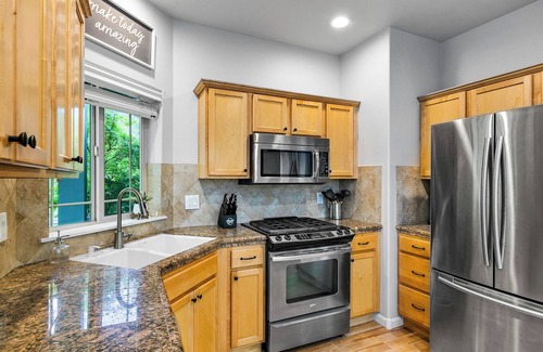 Southern Crossing Casa | New Listing! Blocks from Old Mill District| Fireplace | Desk | Patio | Garage