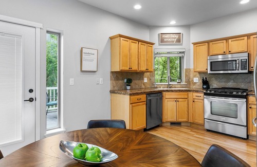 Southern Crossing Casa | New Listing! Blocks from Old Mill District| Fireplace | Desk | Patio | Garage