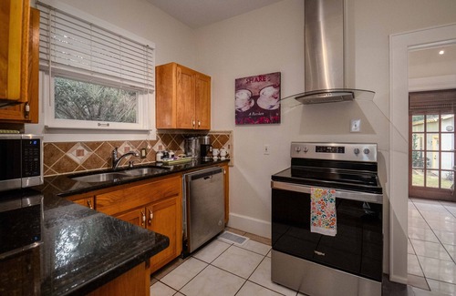 Lakeland Casa | New Listing! - Bungalow on Belmar, 4 Bed Sleeps 6. Walk to Lake Hollingsworth!