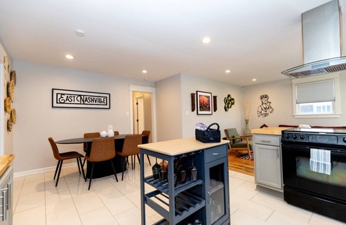 Woodbine Casa | NEW LISTING! Casa Azul: King Beds, Close 2 Broadway HOT Tub with Private Yard
